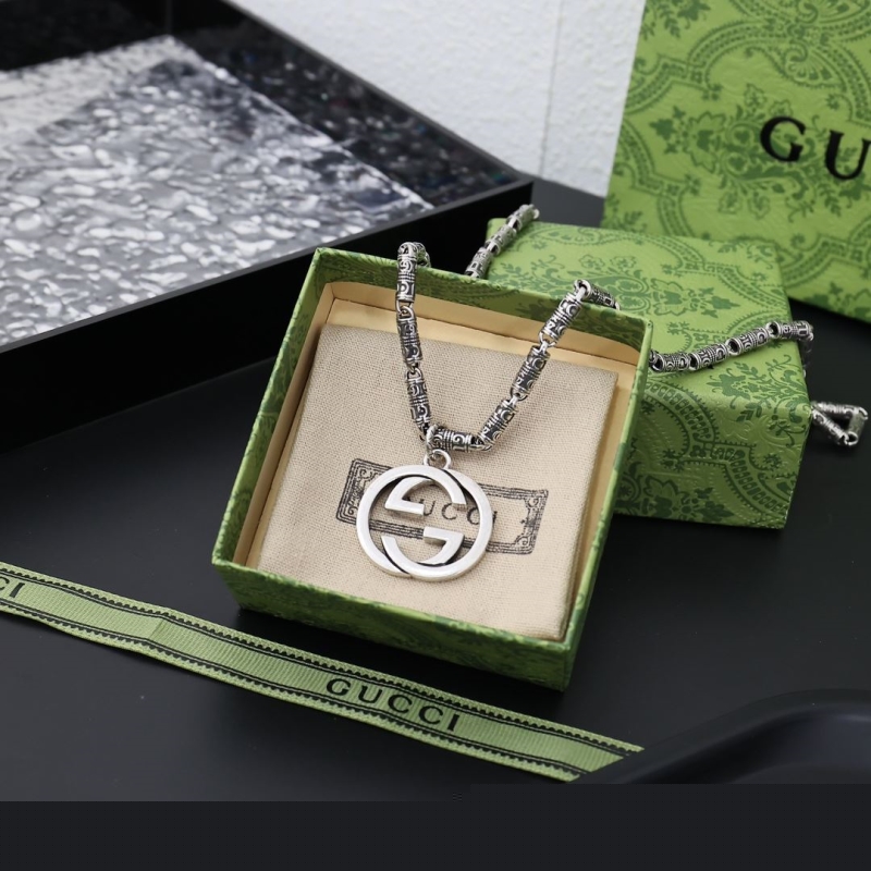 G*u*i necklaces
